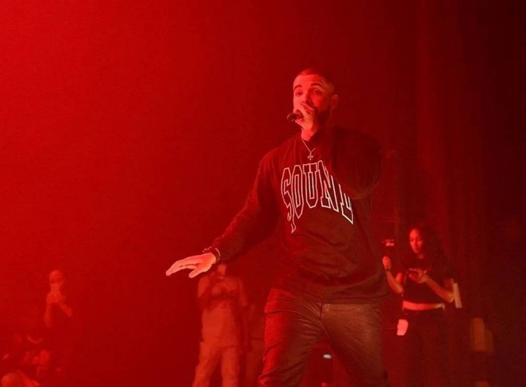 Ünlü şarkıcı sahnede şarkı söylerken gözünden vuruldu, yere yığıldı! Konserde korkunç anlar 9